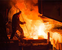 Производство стали постепенно падает